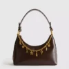 Bolso de hombro con detalles de dijes