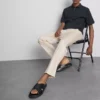 Los pantalones de corte ajustado con acabado aterciopelado de The Edit