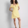 Mini vestido con mangas casquillo arrugadas