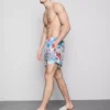 Pantalones cortos con estampado floral tipo graffiti