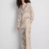 Pantalones de pierna ancha de satén arrugado de Paula Echevarría