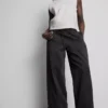 Pantalones utilitarios de pierna ancha con detalle de costura