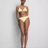 Top de bikini triangular con textura arrugada