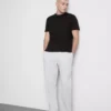 Una camiseta de corte regular con mangas cortas y cuello redondo