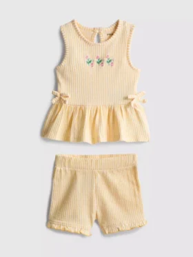 0-36 meses | Conjunto de blusa con dobladillo tipo peplum bordado con motivos florales y pantalones cortos