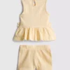 0-36 meses | Conjunto de blusa con dobladillo tipo peplum bordado con motivos florales y pantalones cortos