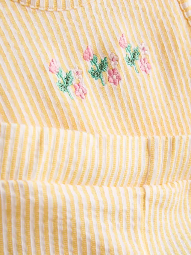 0-36 meses | Conjunto de blusa con dobladillo tipo peplum bordado con motivos florales y pantalones cortos