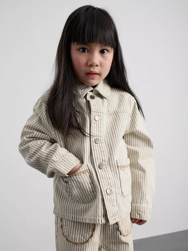 1,5-12 años | Chaqueta tipo «shacket» de mezclilla de rayas finas de algodón de The Edit