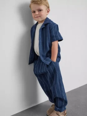 1,5-12 años | Conjunto de camisas y pantalones a rayas con textura de algodón de The Edit