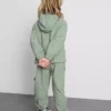 1,5-8 años | Conjunto deportivo con sudadera con capucha y cremallera y pantalones de chándal tipo cargo
