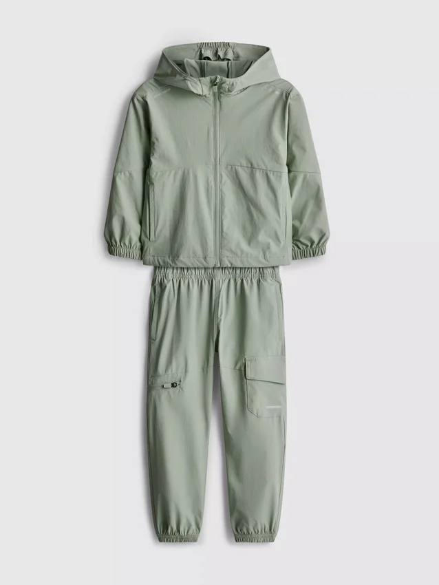 1,5-8 años | Conjunto deportivo con sudadera con capucha y cremallera y pantalones de chándal tipo cargo