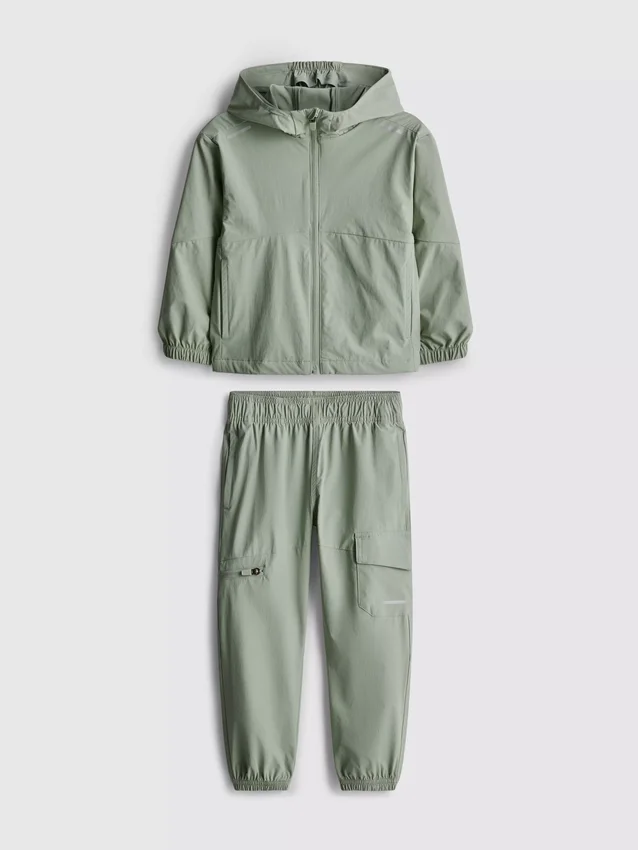 1,5-8 años | Conjunto deportivo con sudadera con capucha y cremallera y pantalones de chándal tipo cargo