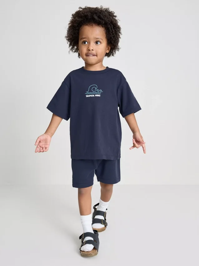 1,5-9 años | Conjunto de camiseta y pantalones cortos con estampado tropical flocado