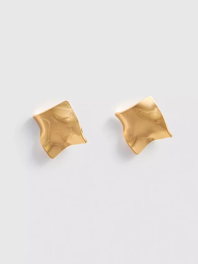 Aretes cuadrados de metal fundido