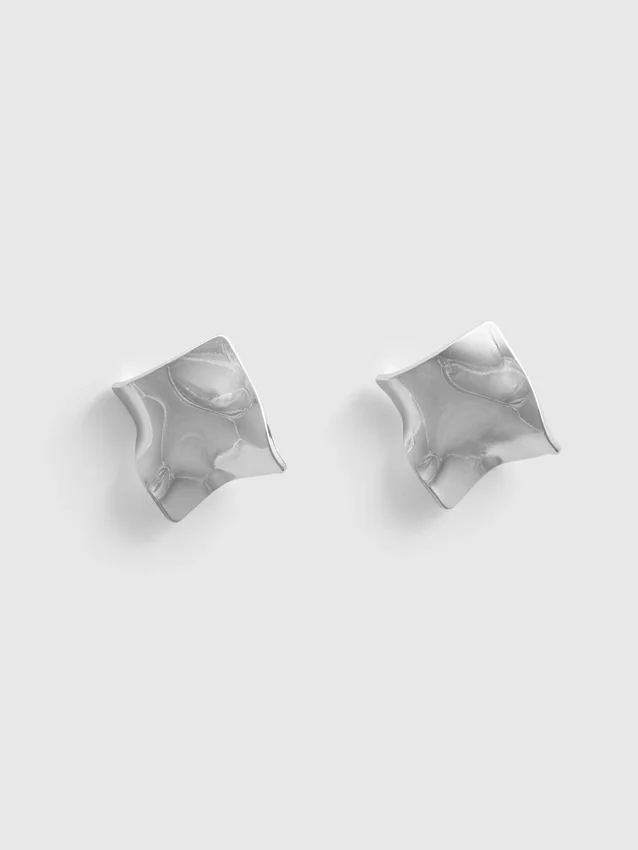 Aretes cuadrados de metal fundido
