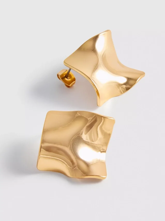 Aretes cuadrados de metal fundido