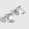 Aretes cuadrados de metal fundido