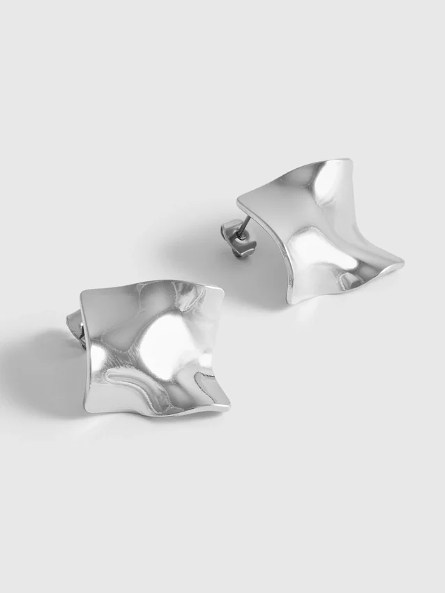 Aretes cuadrados de metal fundido