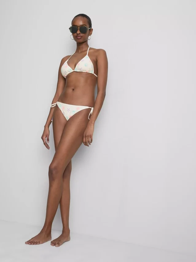 Bikini con braguita bordada y lazo lateral