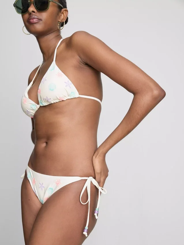 Bikini con braguita bordada y lazo lateral