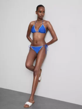 Bikini con braguita de atar a los lados y detalles de costura