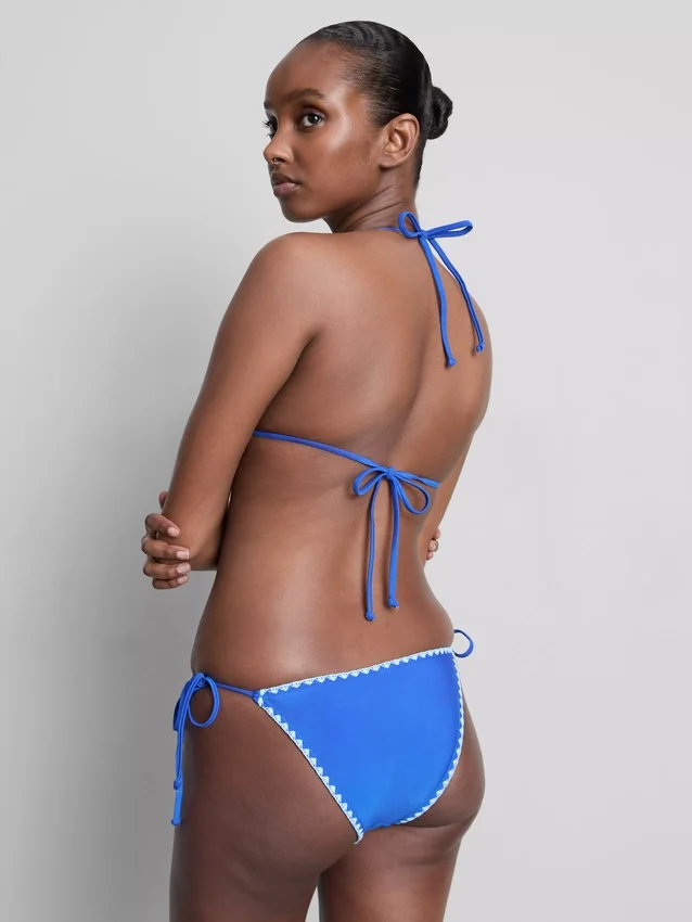 Bikini con braguita de atar a los lados y detalles de costura