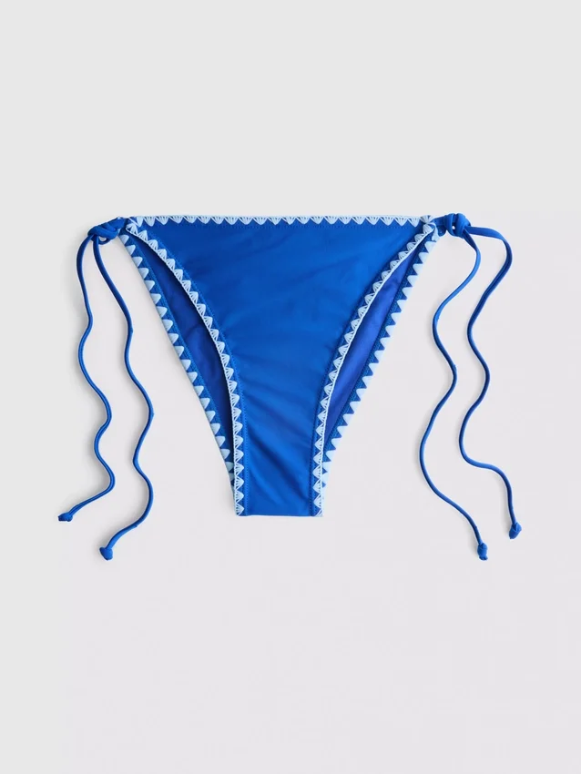 Bikini con braguita de atar a los lados y detalles de costura