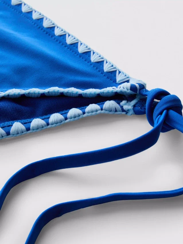 Bikini con braguita de atar a los lados y detalles de costura