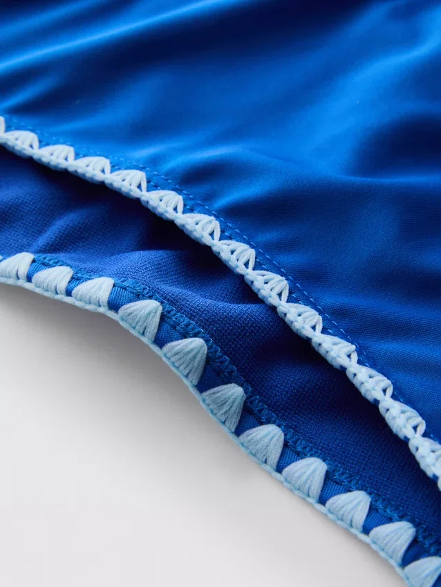 Bikini con braguita de atar a los lados y detalles de costura