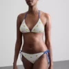 Bikini con braguita texturizada color limón y atado a los lados