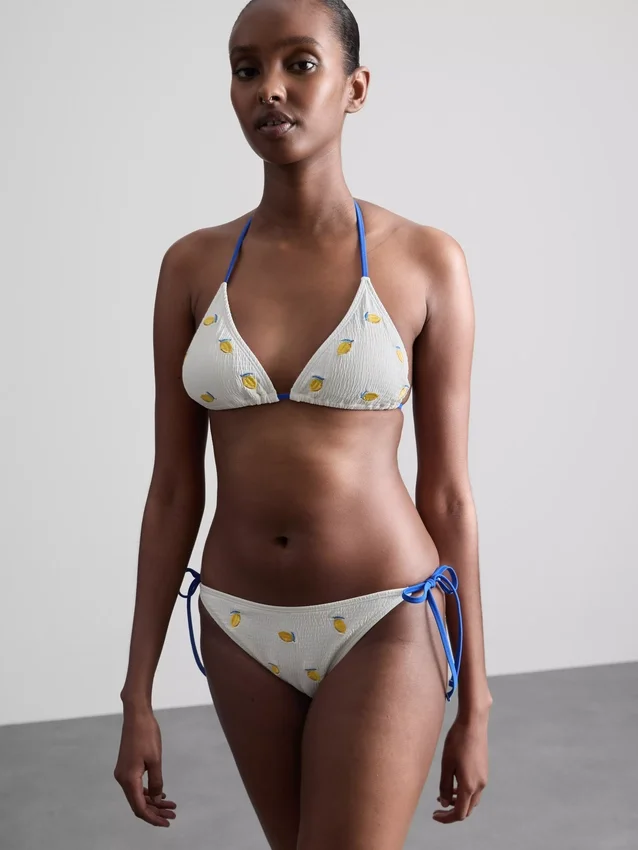 Bikini con braguita texturizada color limón y atado a los lados