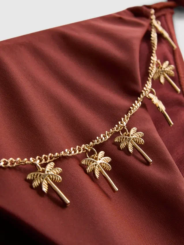 Bikini con detalle de cadena y lazos laterales
