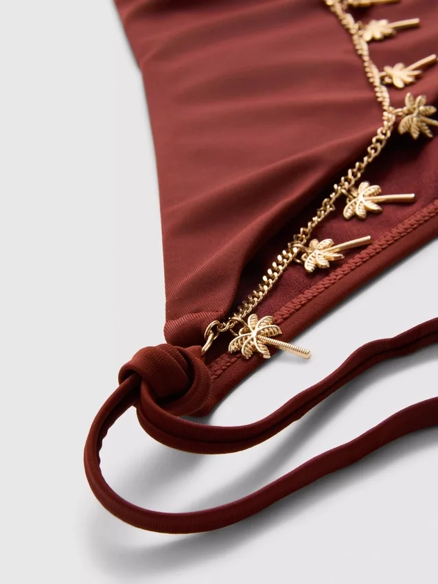 Bikini con detalle de cadena y lazos laterales