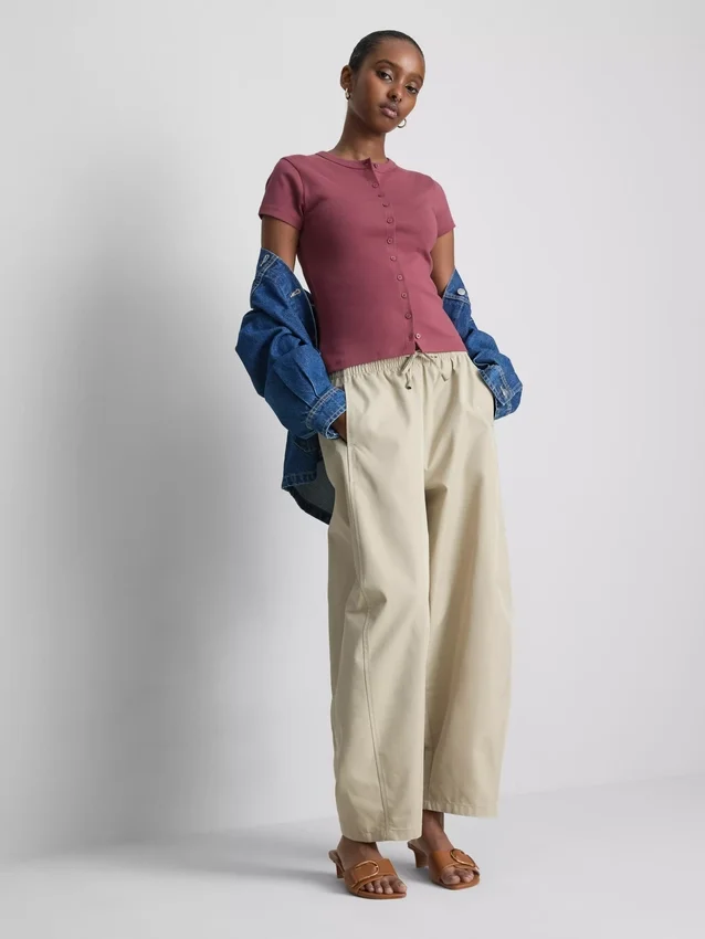 Blusa acanalada con botones, rica en algodón