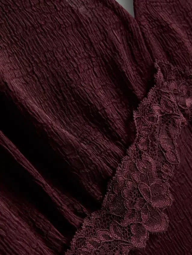 Blusa arrugada con cuello en V