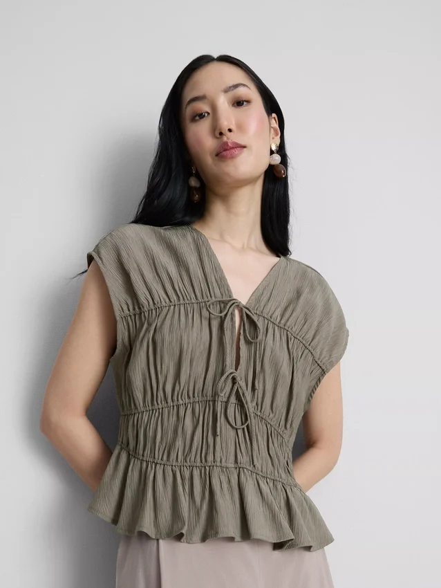 Blusa arrugada con lazo al frente
