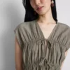 Blusa arrugada con lazo al frente