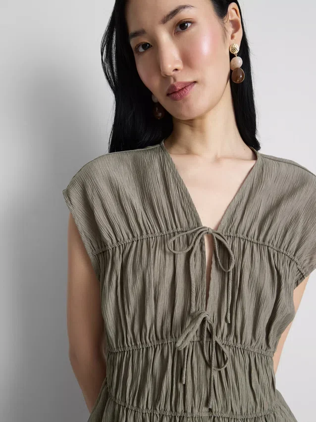 Blusa arrugada con lazo al frente