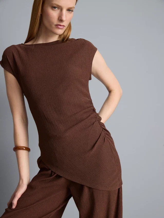 Blusa asimétrica arrugada