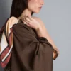 Blusa asimétrica de un solo hombro en satén