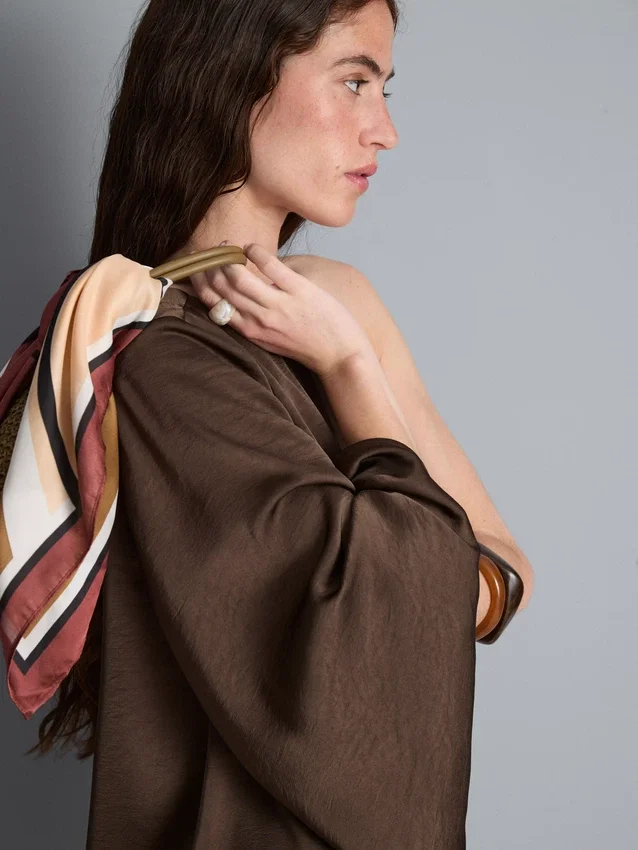 Blusa asimétrica de un solo hombro en satén