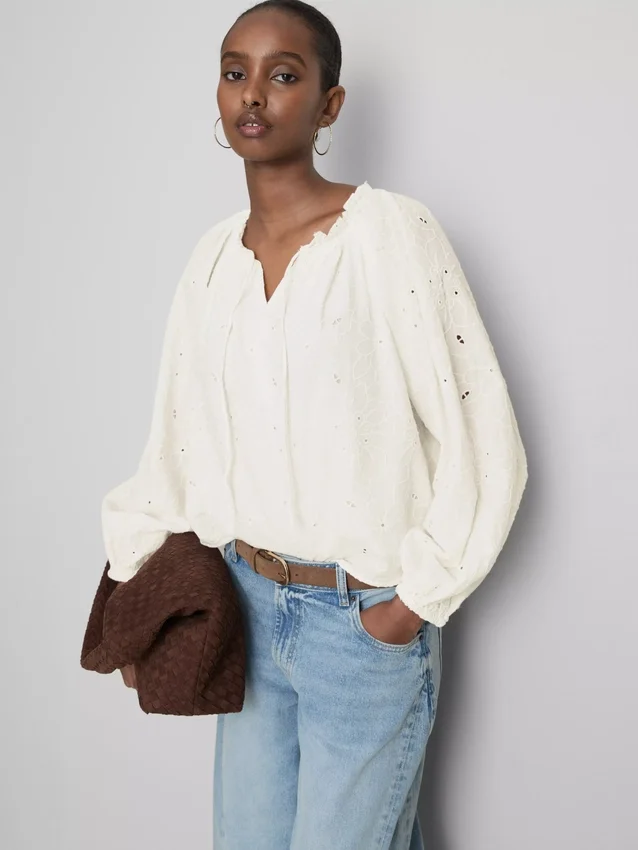 Blusa bordada con mangas abullonadas