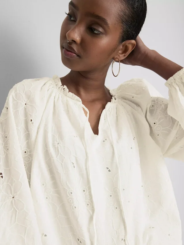 Blusa bordada con mangas abullonadas