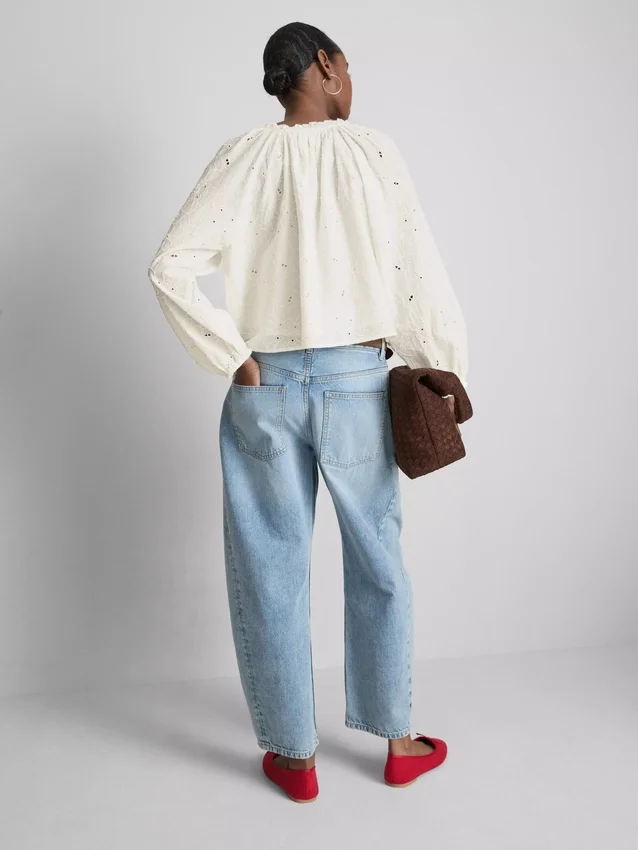 Blusa bordada con mangas abullonadas