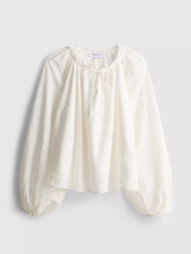Blusa bordada con mangas abullonadas