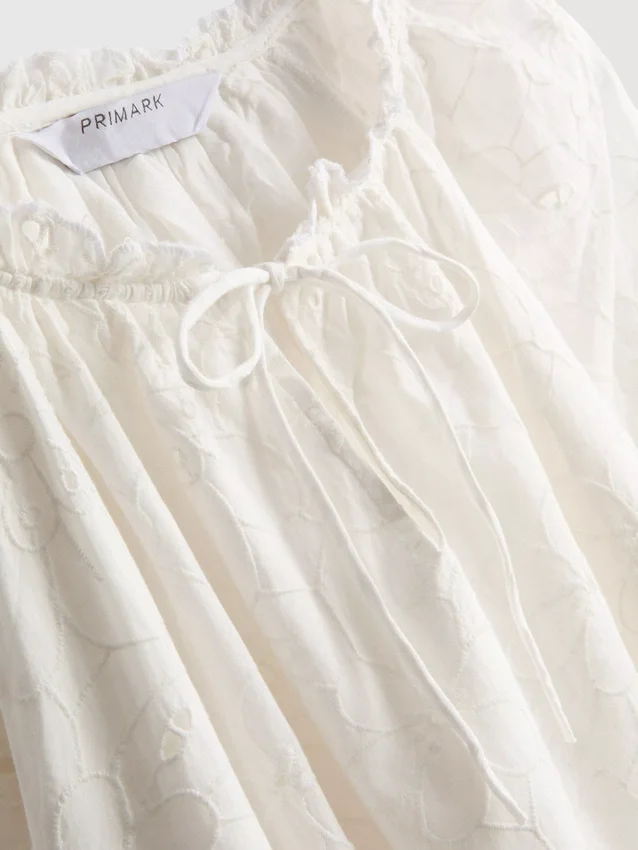 Blusa bordada con mangas abullonadas