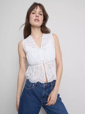 Blusa con broderie de algodón y lazo en el frente