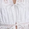 Blusa con broderie de algodón y lazo en el frente