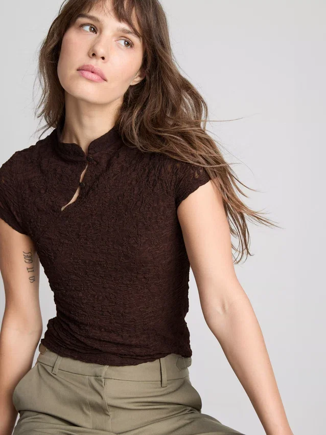 Blusa con cuello alto texturizado