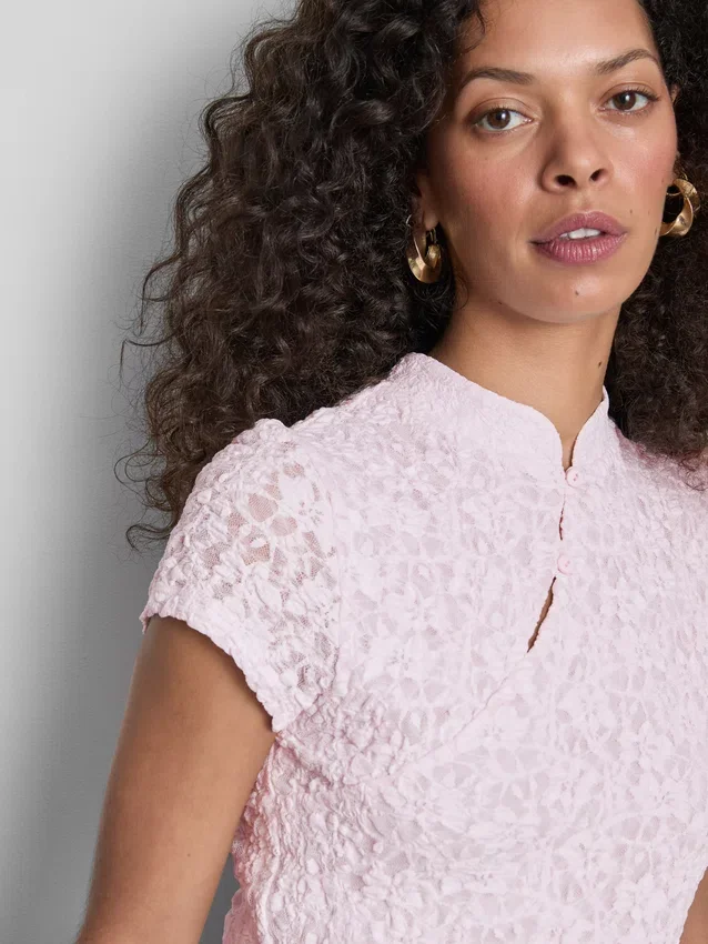 Blusa con cuello alto texturizado